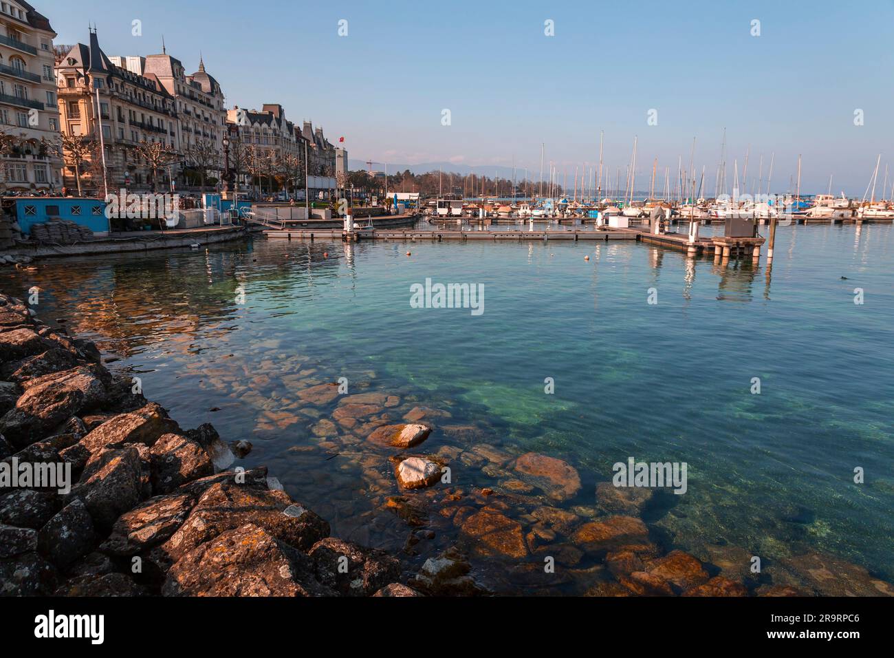 Genf, Schweiz - 25. März 2022: Malerischer Blick vom Genfer See an der Bucht von Genf, dem französischen Teil der Schweiz. Stockfoto