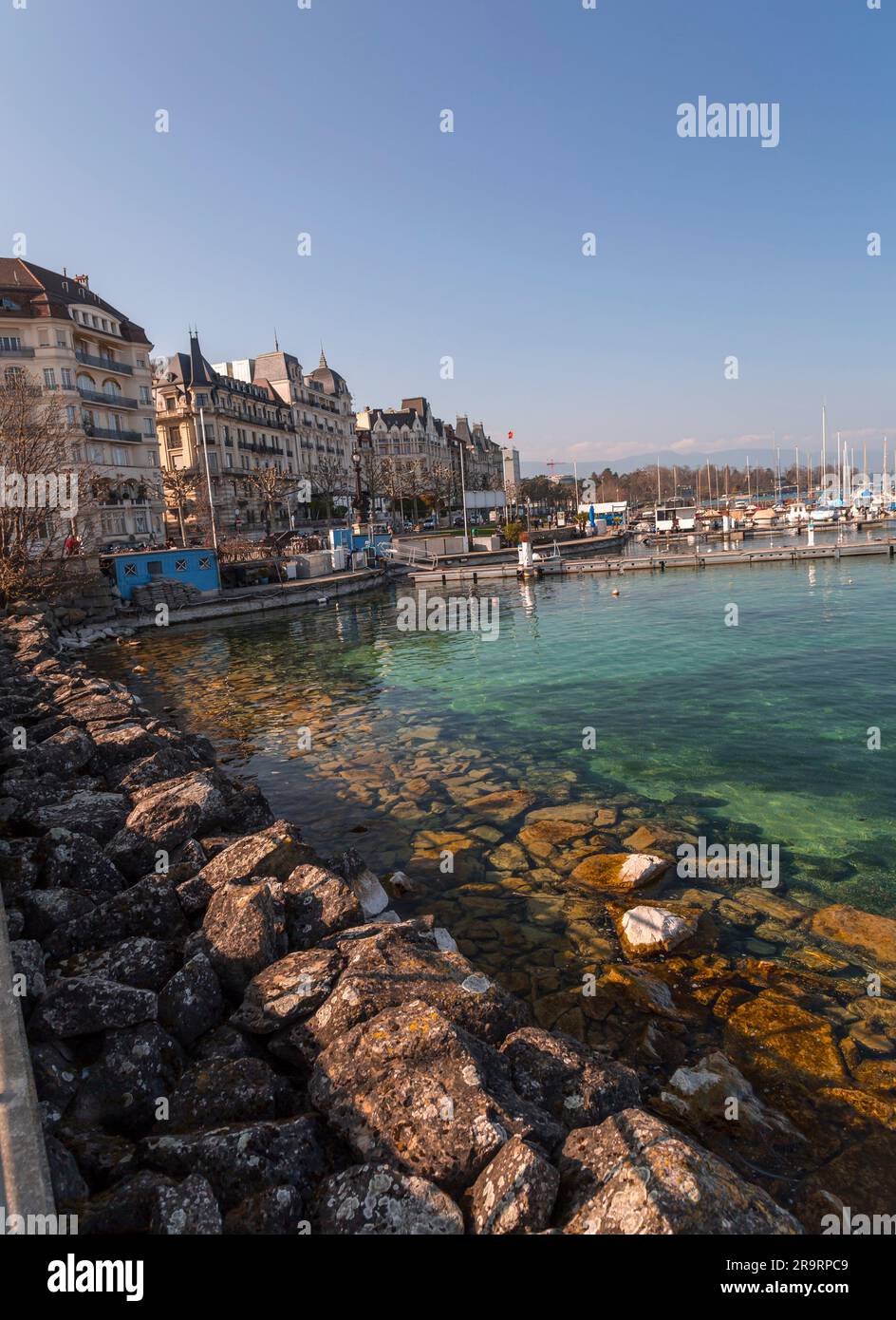 Genf, Schweiz - 25. März 2022: Malerischer Blick vom Genfer See an der Bucht von Genf, dem französischen Teil der Schweiz. Stockfoto