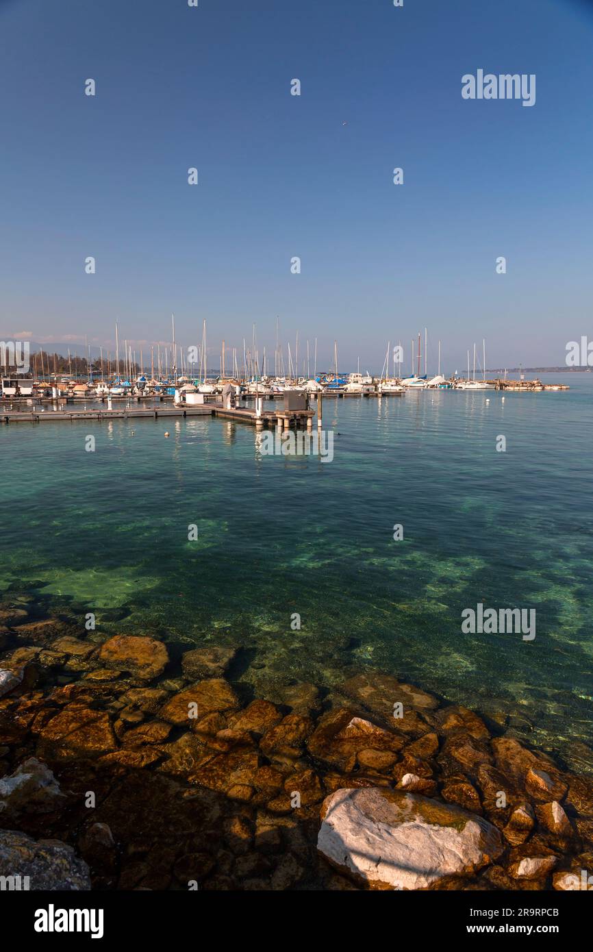 Genf, Schweiz - 25. März 2022: Malerischer Blick vom Genfer See an der Bucht von Genf, dem französischen Teil der Schweiz. Stockfoto