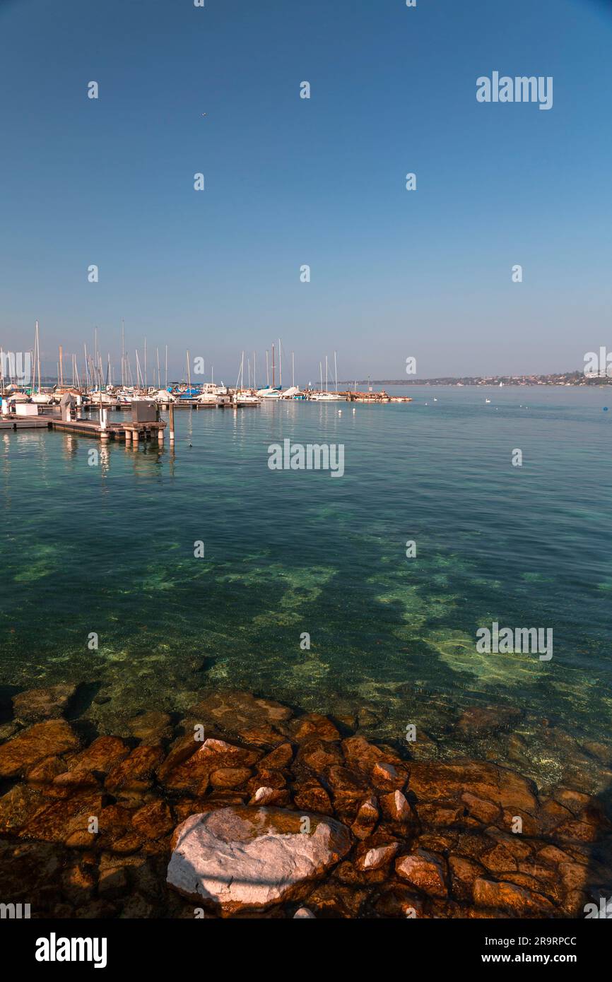 Genf, Schweiz - 25. März 2022: Malerischer Blick vom Genfer See an der Bucht von Genf, dem französischen Teil der Schweiz. Stockfoto