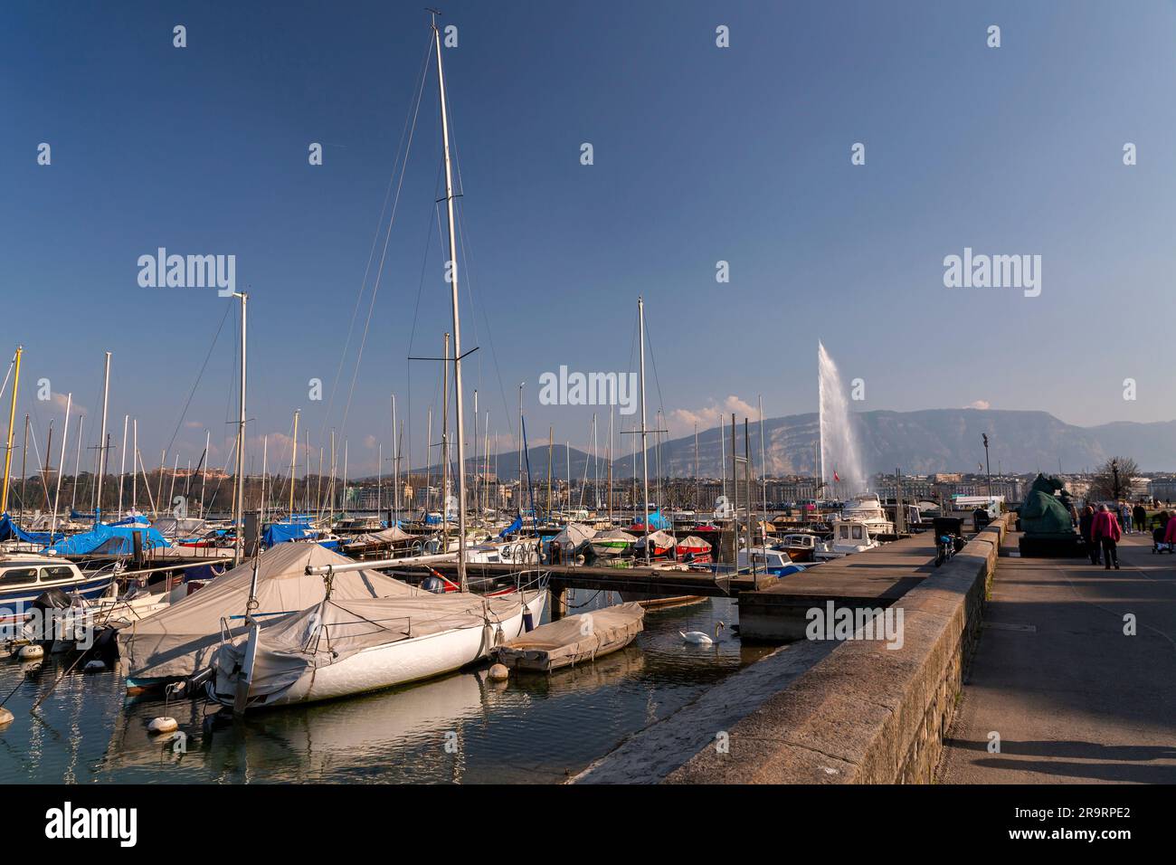 Genf, Schweiz - 25. März 2022: Malerischer Blick vom Genfer See an der Bucht von Genf, dem französischen Teil der Schweiz. Stockfoto