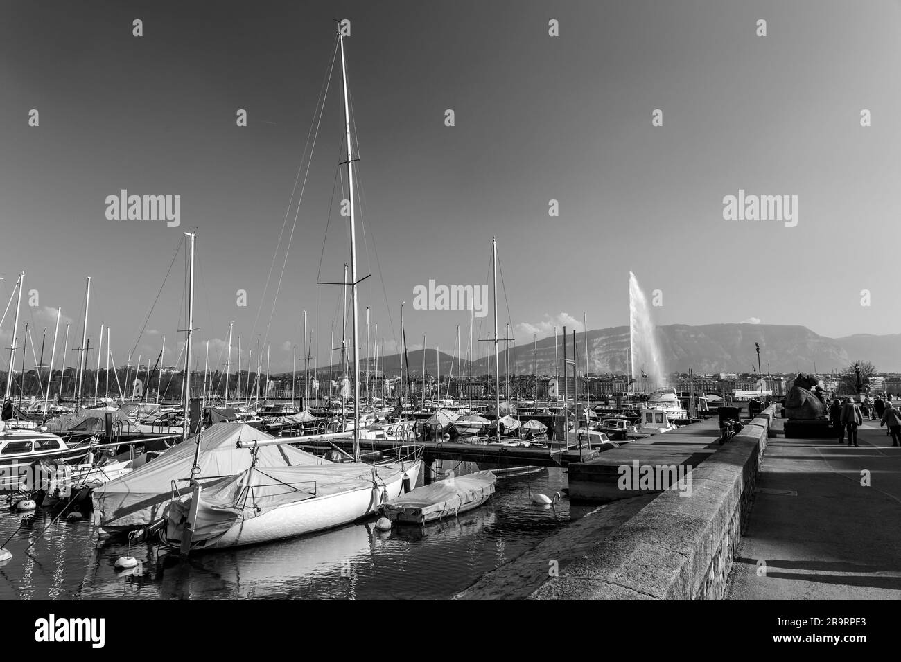 Genf, Schweiz - 25. März 2022: Malerischer Blick vom Genfer See an der Bucht von Genf, dem französischen Teil der Schweiz. Stockfoto