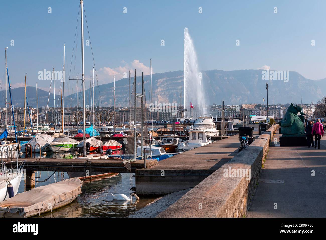 Genf, Schweiz - 25. März 2022: Malerischer Blick vom Genfer See an der Bucht von Genf, dem französischen Teil der Schweiz. Stockfoto