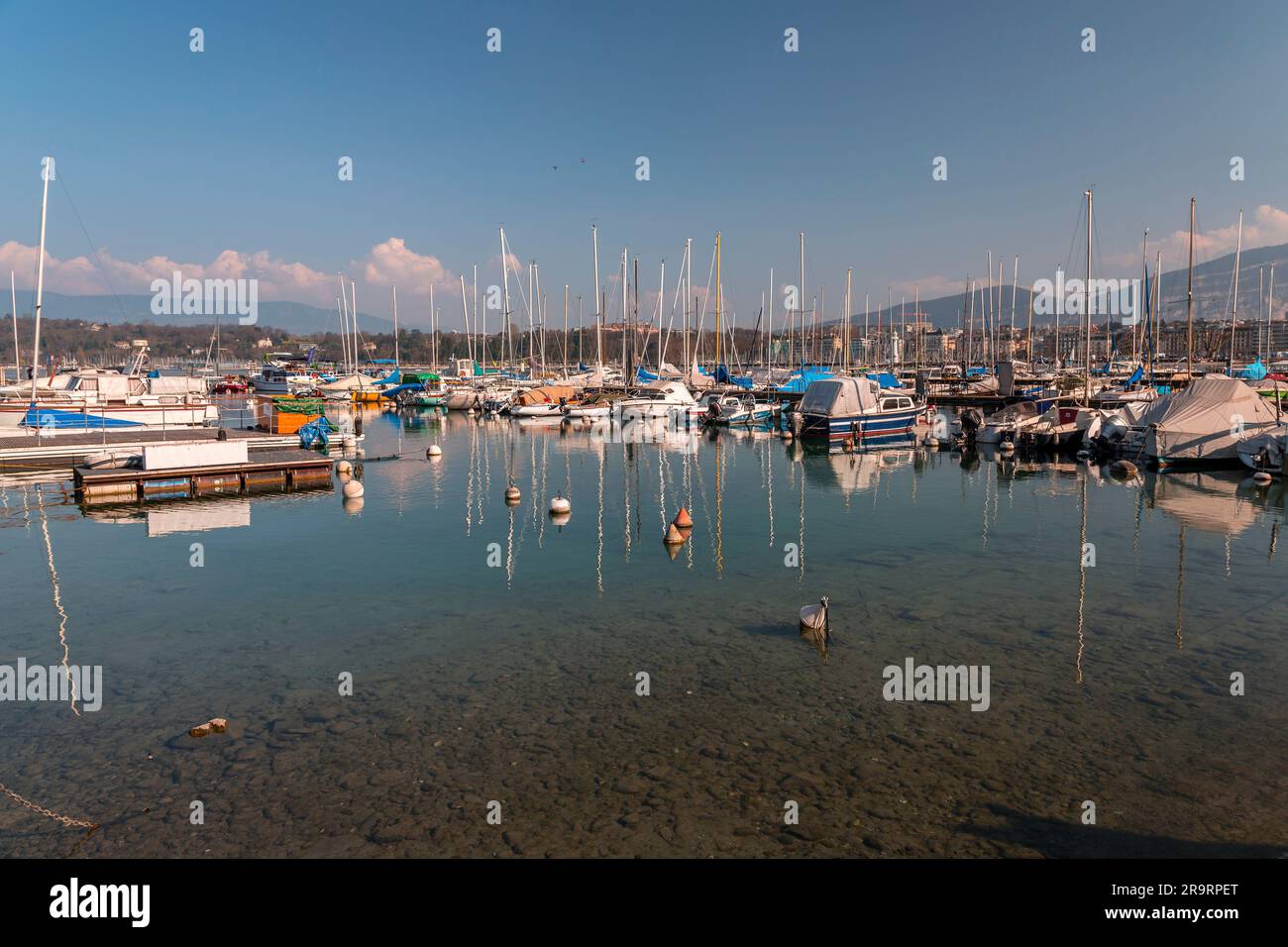 Genf, Schweiz - 25. März 2022: Malerischer Blick vom Genfer See an der Bucht von Genf, dem französischen Teil der Schweiz. Stockfoto