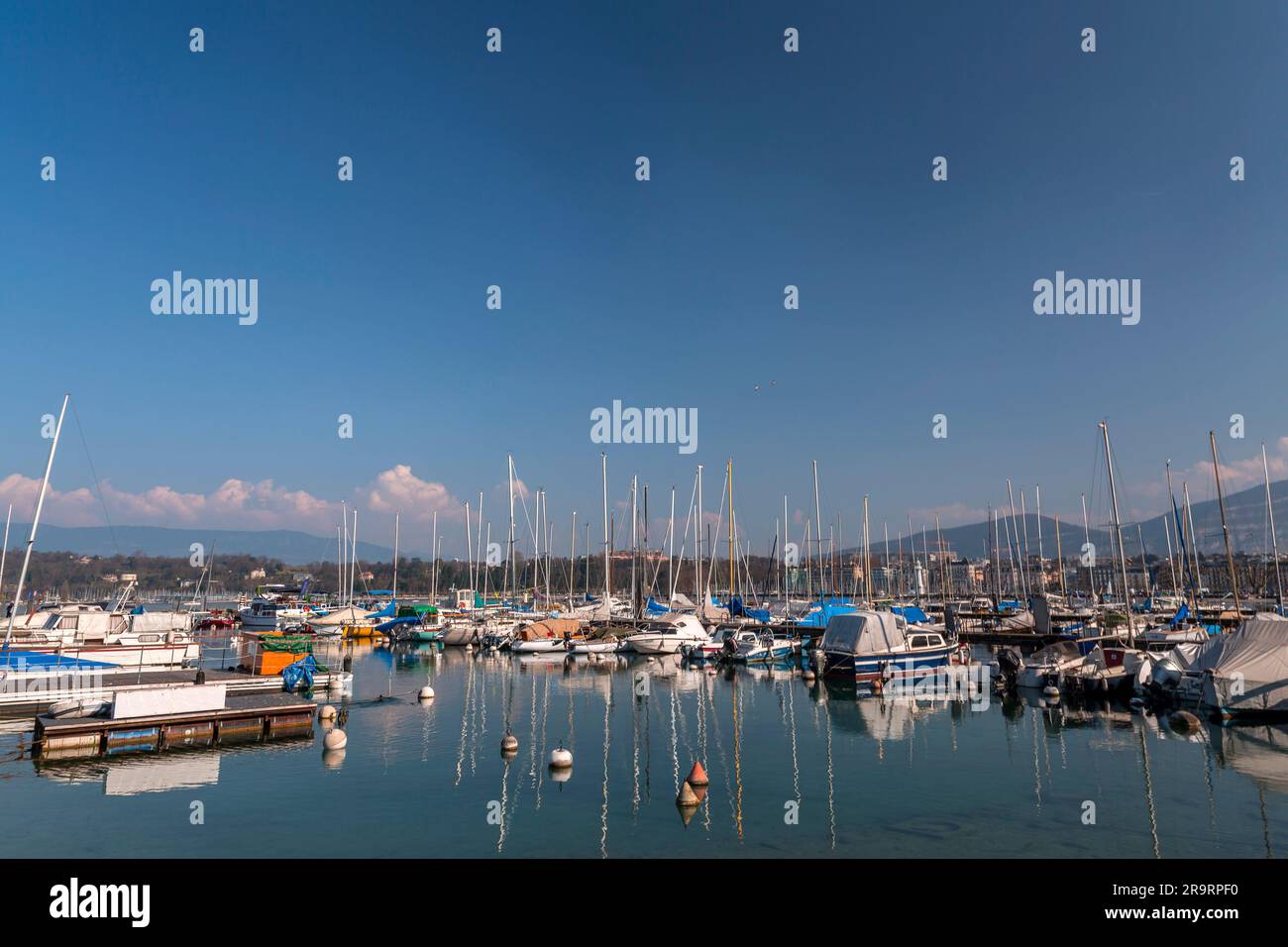 Genf, Schweiz - 25. März 2022: Malerischer Blick vom Genfer See an der Bucht von Genf, dem französischen Teil der Schweiz. Stockfoto