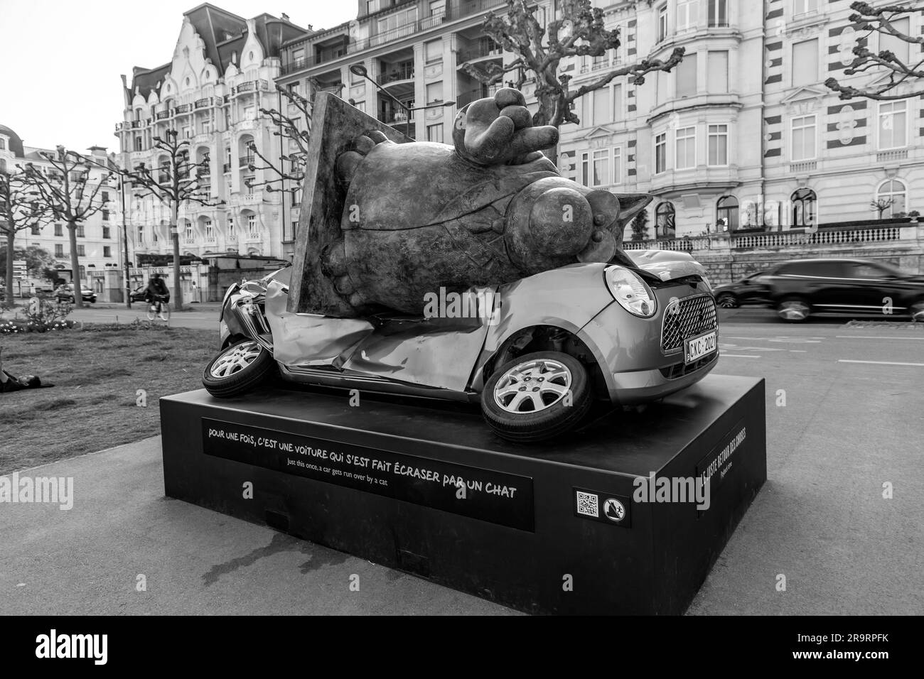 Genf, Schweiz - 25. März 2022: Skulpturenausstellung Le Chat, geschaffen vom belgischen Zeichentrickzeichner Philippe Geluck, am Leman-See Stockfoto