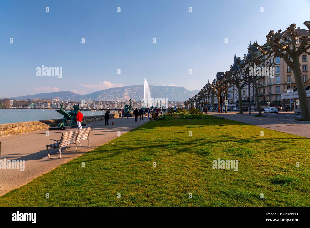Genf, Schweiz - 25. März 2022: Malerischer Blick vom Genfer See an der Bucht von Genf, dem französischen Teil der Schweiz. Stockfoto