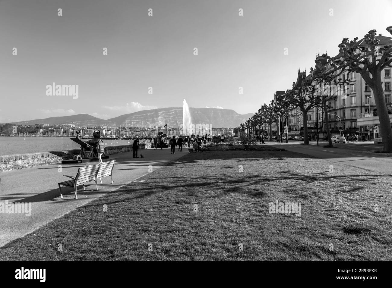 Genf, Schweiz - 25. März 2022: Malerischer Blick vom Genfer See an der Bucht von Genf, dem französischen Teil der Schweiz. Stockfoto