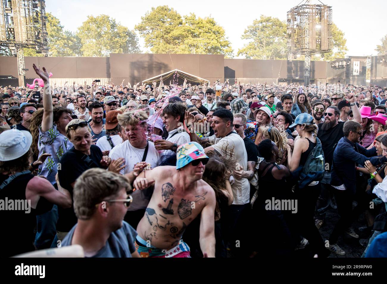 Roskilde, Dänemark. 28. Juni 2023. Festivalbesucher bei einem Live-Konzert mit der Britisch-deutschen Rapper Ivorian Doll auf dem dänischen Musikfestival Roskilde Festival 2023 in Roskilde. (Foto: Gonzales Photo/Alamy Live News Stockfoto