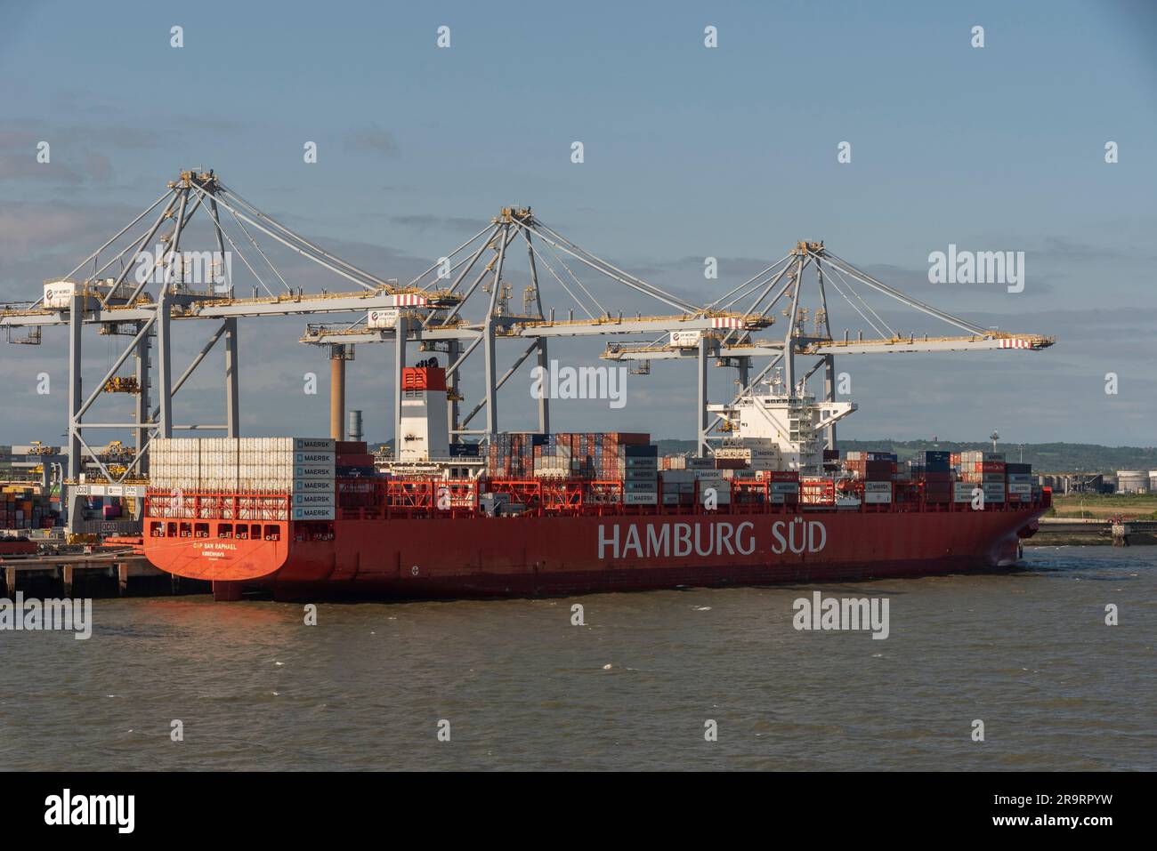 Stanford le Hope, Essex, England, Großbritannien. 1. Juni 2023 Containerschiff entlang der Container zum Entladen und Verladen im Hafen. Stockfoto