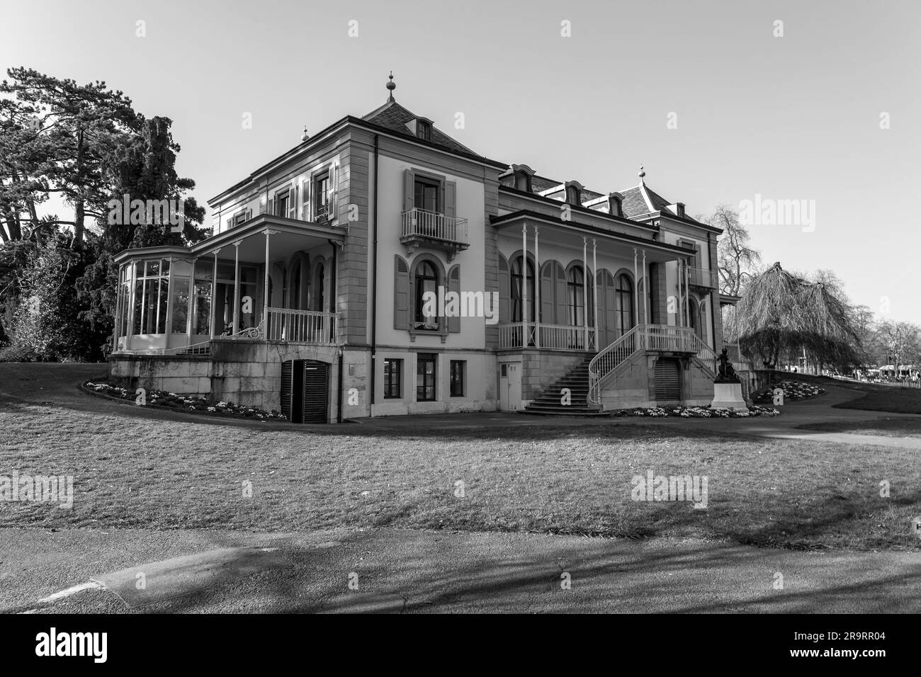 Genf, Schweiz - 25. März 2022: Wunderschöne Stadtlandschaft im Perle du Lac Park in Genf, Swtizerland. Stockfoto