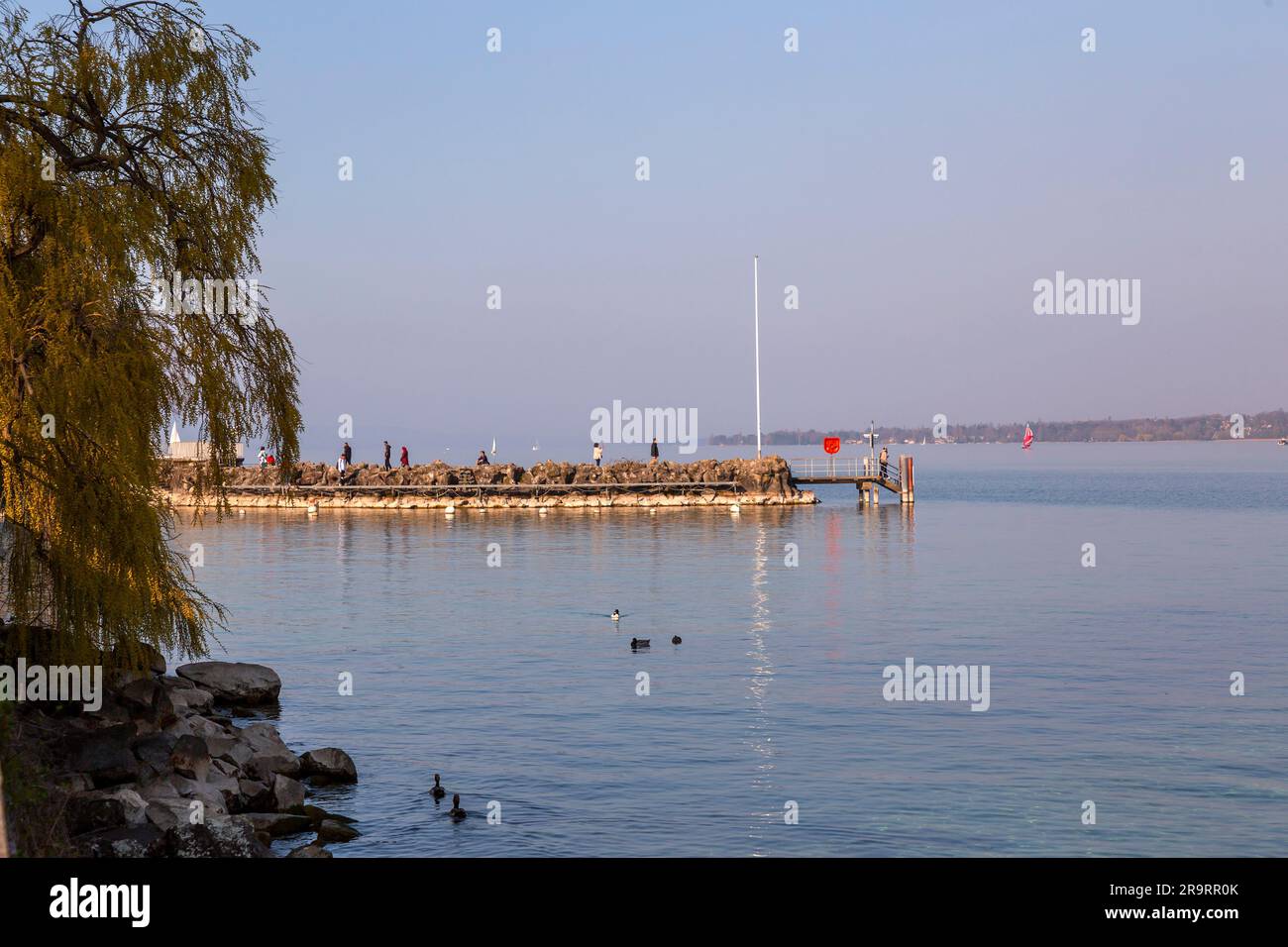 Genf, Schweiz - 25. März 2022: Malerischer Blick vom Genfer See an der Bucht von Genf, dem französischen Teil der Schweiz. Stockfoto