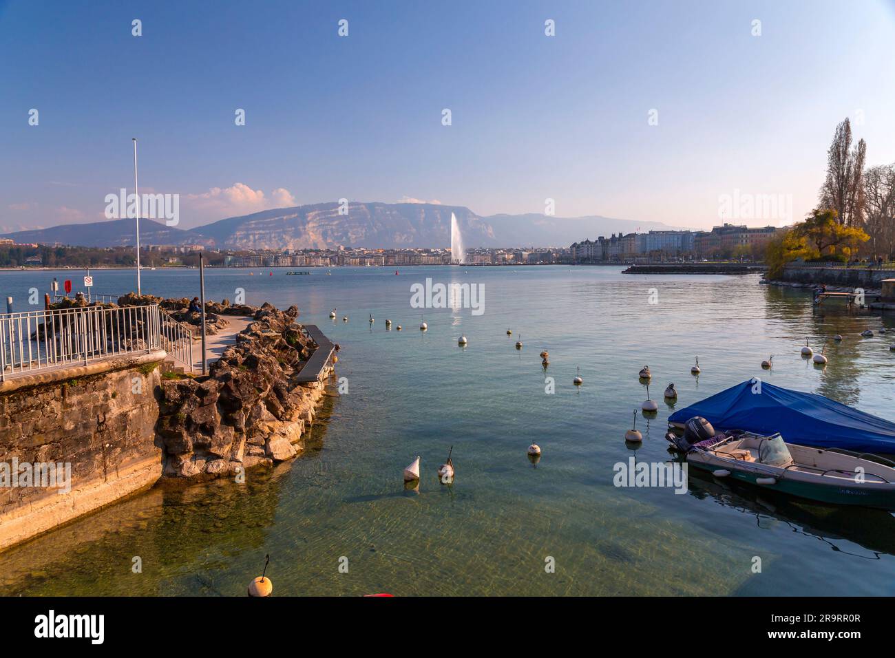 Genf, Schweiz - 25. März 2022: Malerischer Blick vom Genfer See an der Bucht von Genf, dem französischen Teil der Schweiz. Stockfoto