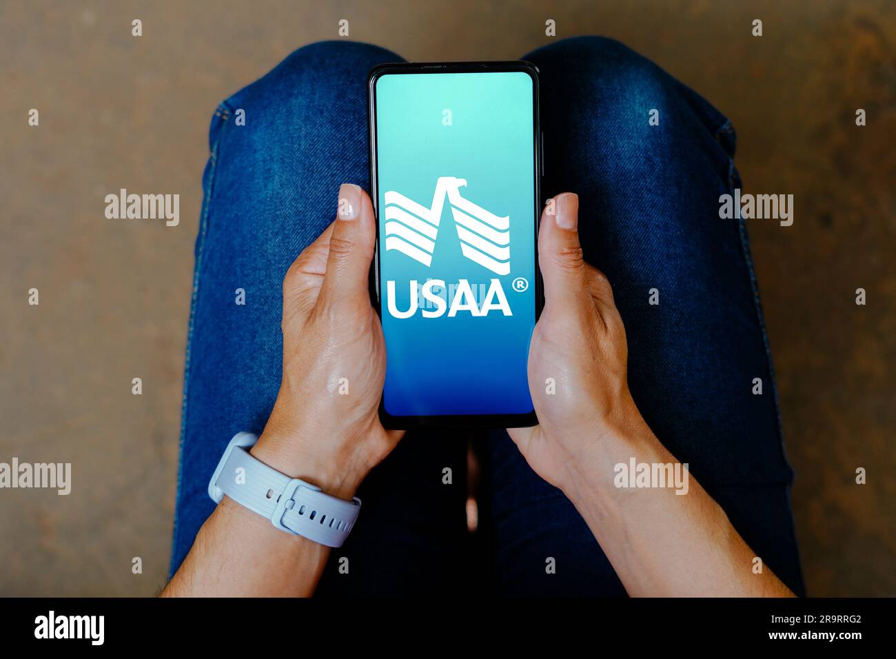 In dieser Fotoabbildung wird das Logo der United Services Automobile Association (USAA) auf einem Smartphone-Mobiltelefon angezeigt. Stockfoto