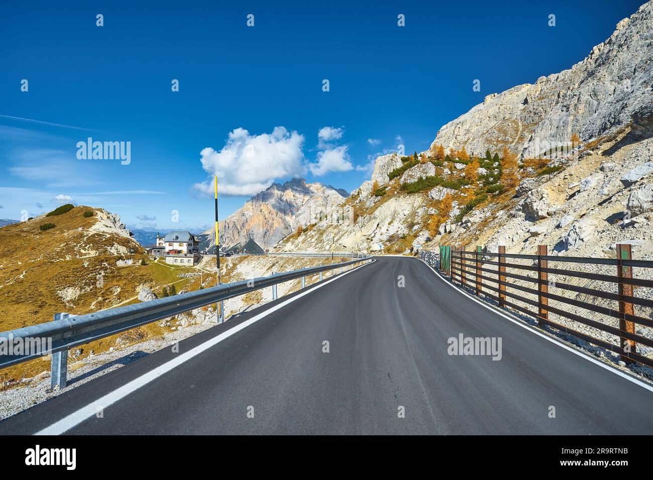 Dolomiten, Passo Valparola, Cortina d'Ampezzo, Italien - Panoramablick in herbstlichen Morgenfarben Stockfoto