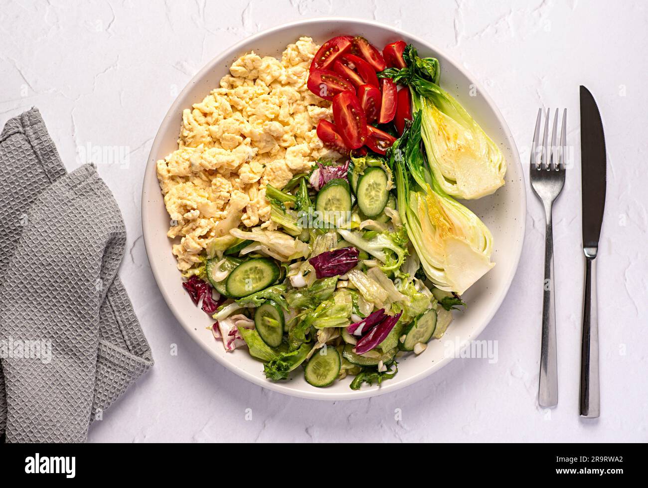 Fotografie des Frühstücks; Rührei; gebraten; knusprig; Bok Choy; Gurke, Blatt, Brunch Stockfoto