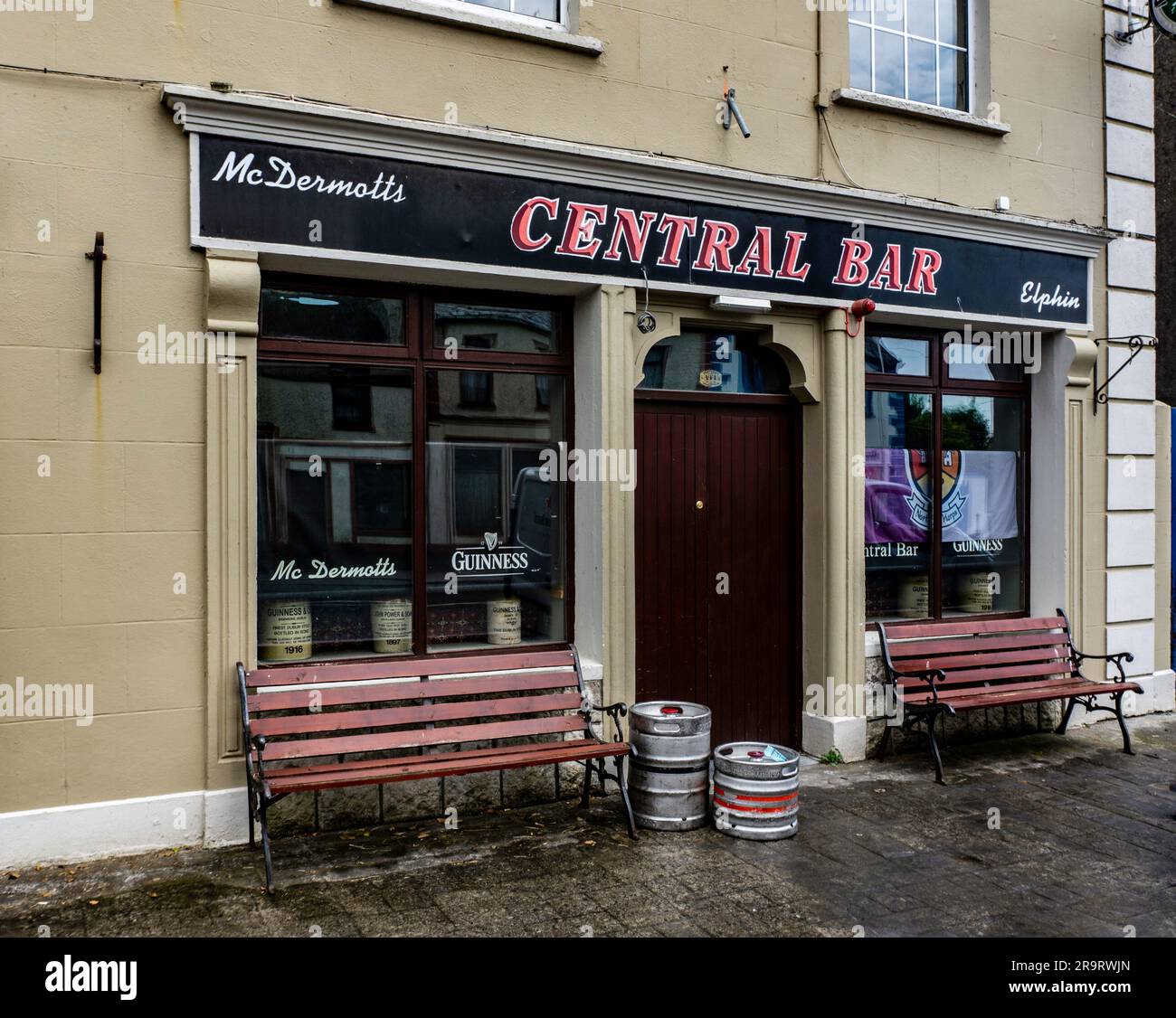 McDermotts Central Bar in Elphin, County Roscommon, Irland. Lokaler Pub mit Livemusik. Stockfoto
