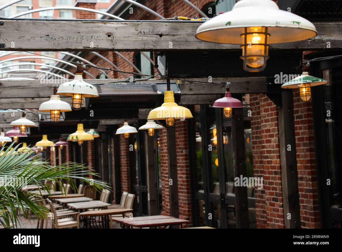 Eine geschäftige urbane Szene im berühmten Distillery District in Toronto, Kanada Stockfoto