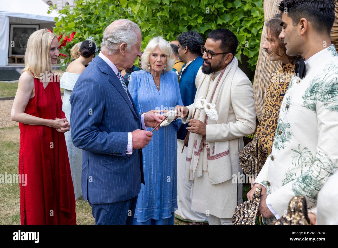 König Karl III. Und Königin Camilla begrüßen Maskendesigner Sabysachi Mukherjee beim Tierball im Lancaster House, London, anlässlich des 20. Jahrestags der Wohltätigkeitsorganisation Elephant Family, die den Tierschutz betreibt. Bilddatum: Mittwoch, 28. Juni 2023. Stockfoto