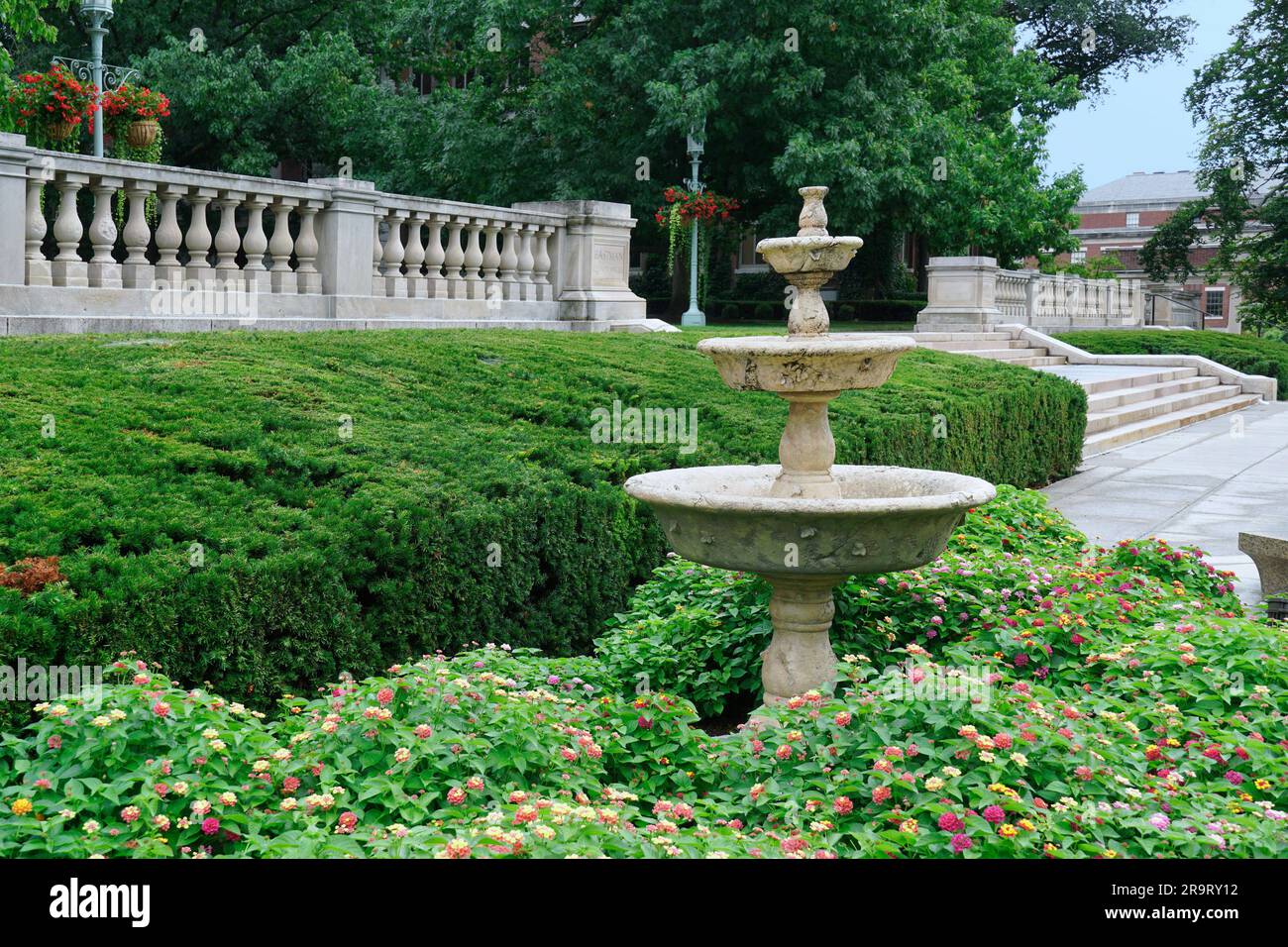Altes Vogelbad aus Stein und Steinbalustrade an der University of Rochester Stockfoto