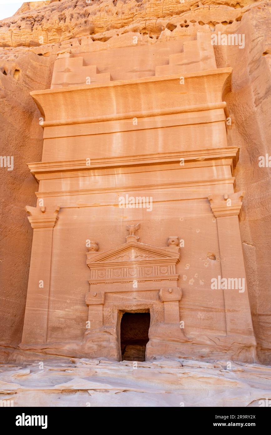 Geschnitzter Eingang zum nabatäischen Grab im Jabal al banat Complex, Hegra, Al Ula, Saudi-Arabien Stockfoto