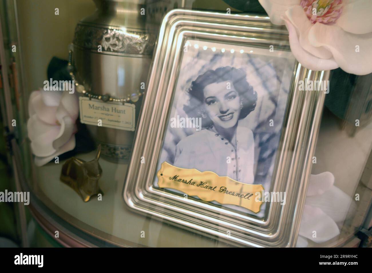 Los Angeles, Kalifornien, USA 25. Juni 2023 Schauspielerin Marsha Hunt Grave in Sanctuary of Trust in Abbey of the Psalms auf dem Hollywood Forever Cemetery am 25. Juni 2023 in Los Angeles, Kalifornien, USA. Foto: Barry King/Alamy Stock Photo Stockfoto