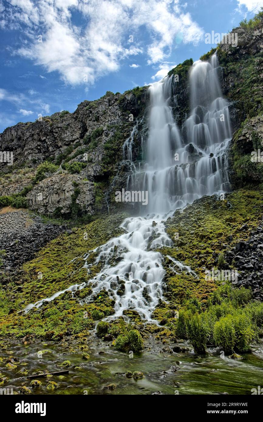 Ein Wasserfall, der von den Klippen im Thousand Springs Park in der Nähe von Hagerman, Idaho, hinunterfließt. Stockfoto