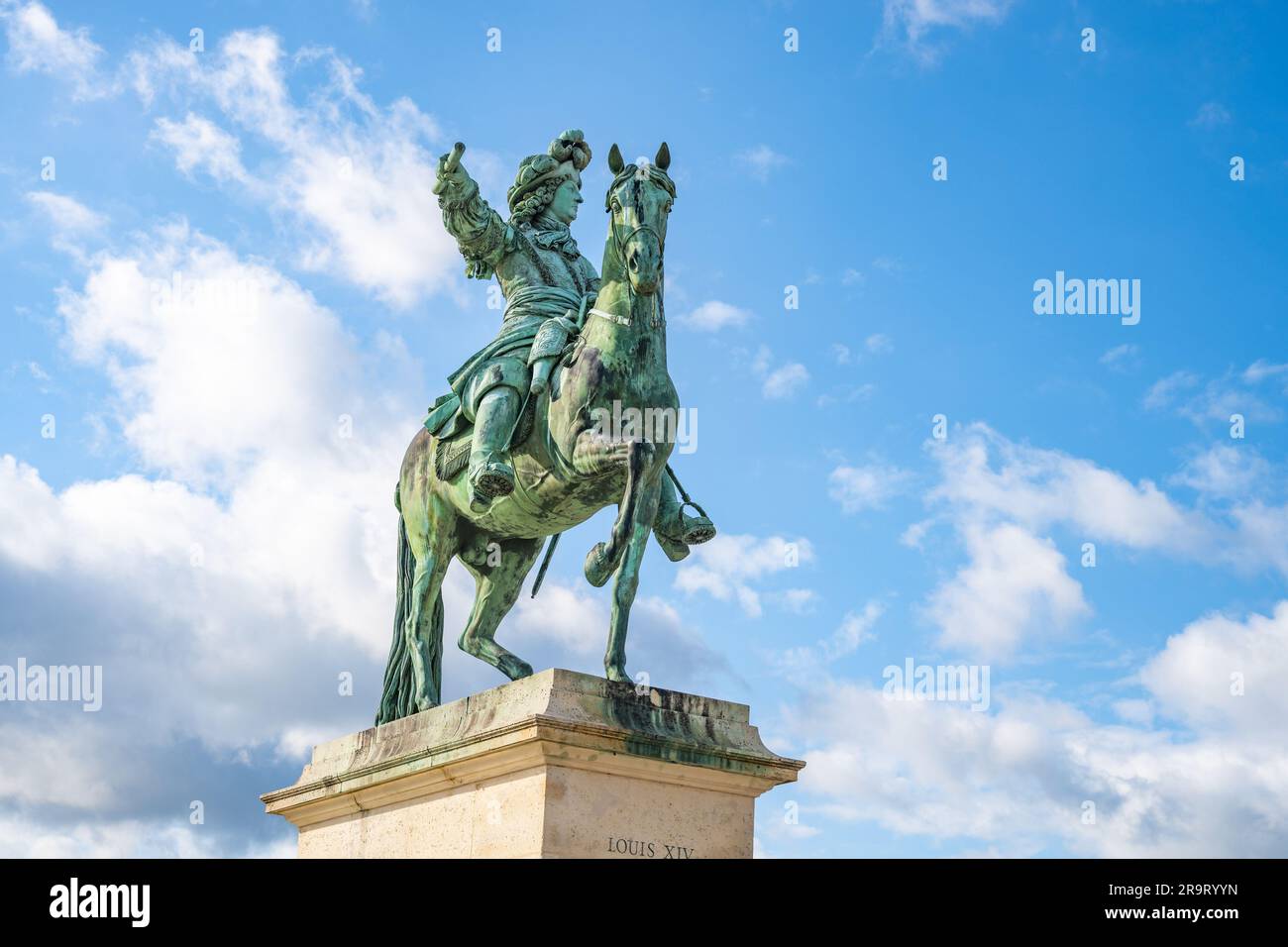 Reiterstatue von Ludwig XIV vor dem Schloss von Versailles bei Paris, Frankreich. Stockfoto