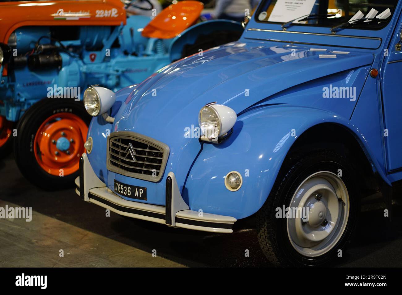 Blauer Oldtimer in Mailand Stockfoto