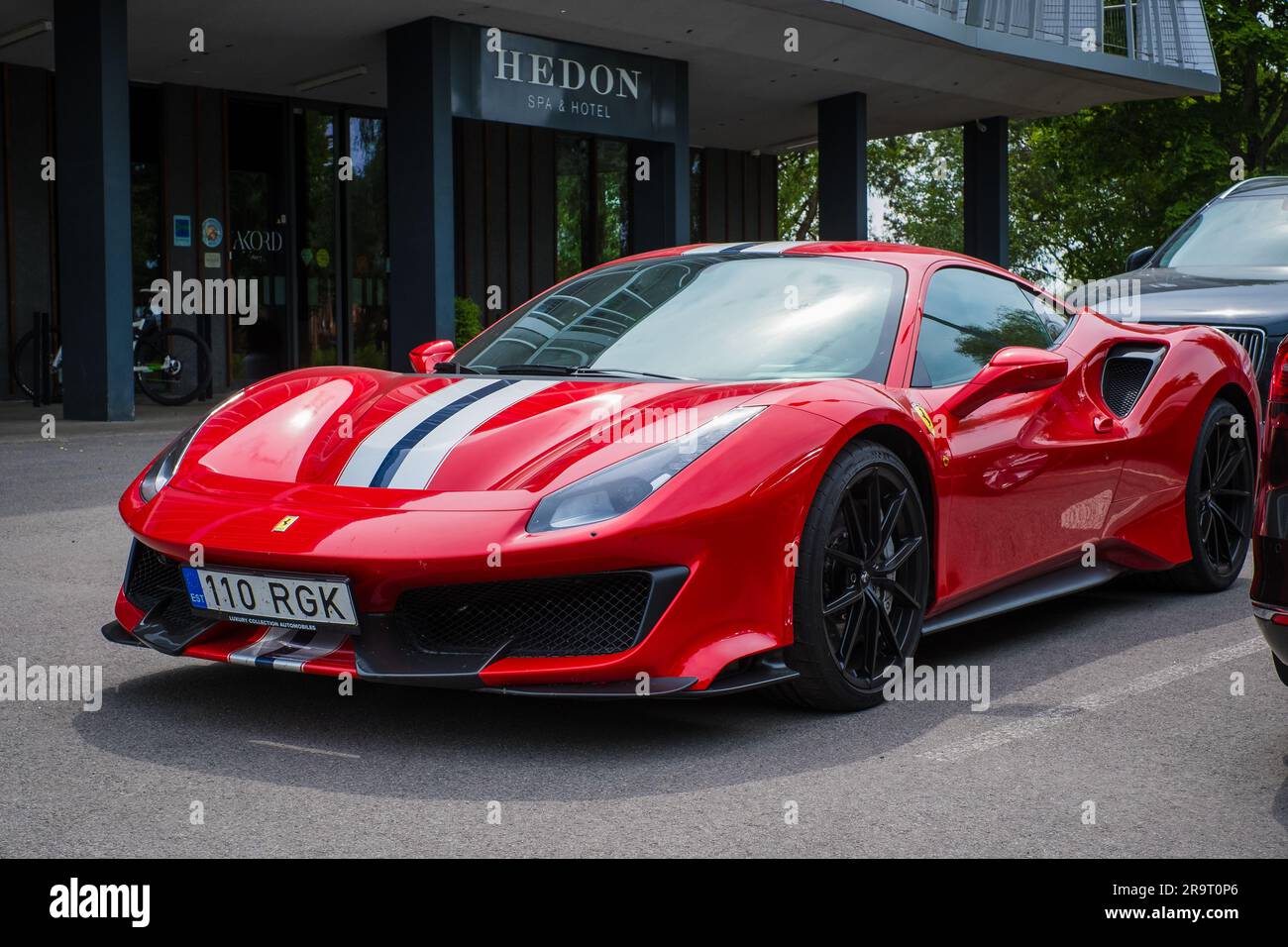 PÄRNU, ESTLAND - 18. Juni 2023: Roter Ferrari 488 Pista mit weißen und blauen Streifen parkt in Pärnu. Leistungsstarker roter Sportwagen. Stockfoto