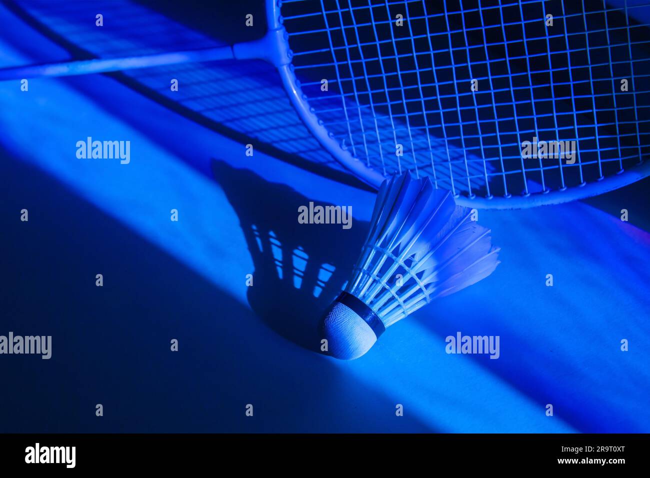 Badminton-Raketen und Shuttleräume in kräftigen holographischen Neonfarben mit Farbverlauf. Horizontales Sportposter, Grußkarten, Kopfzeilen, Website und Stockfoto