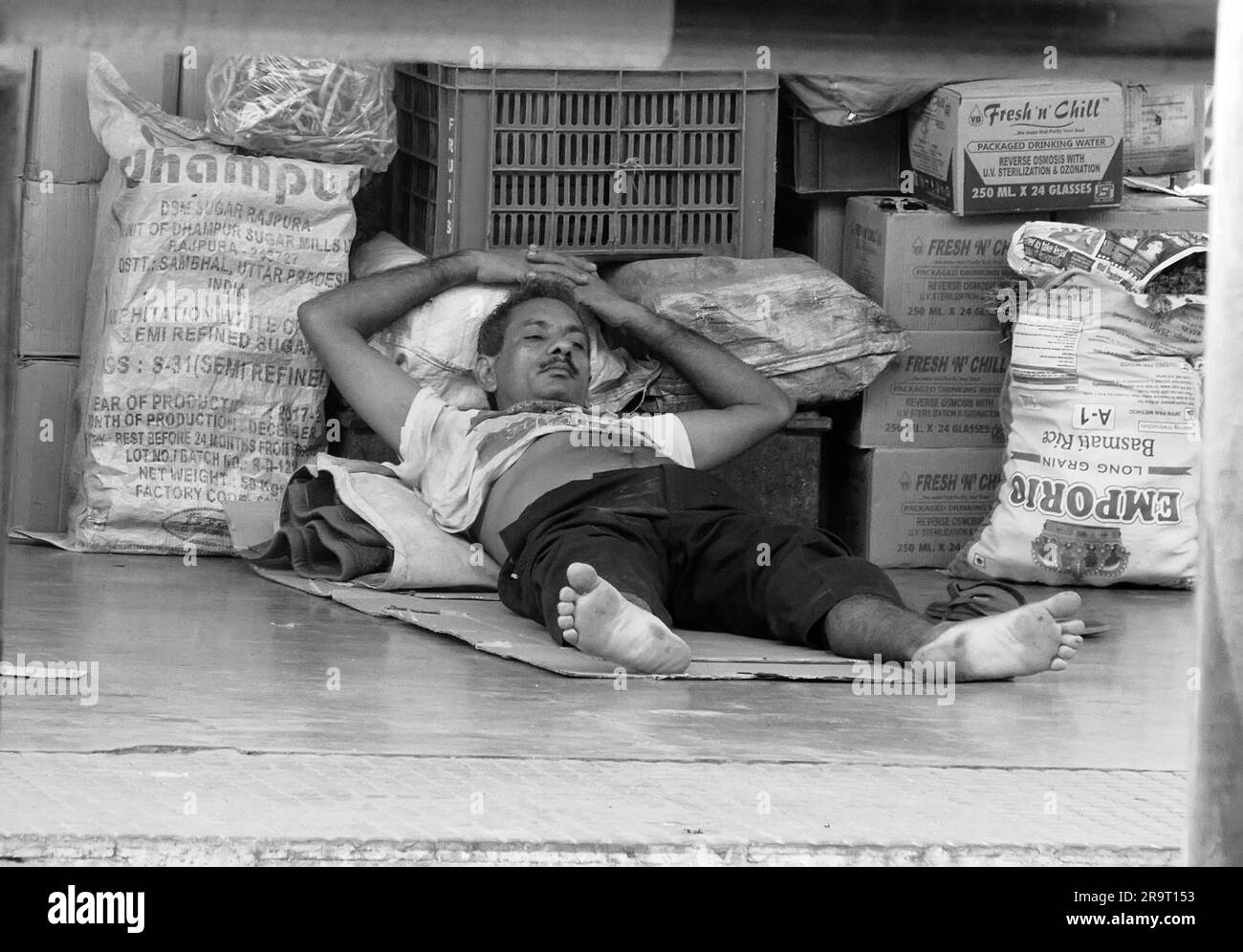 Indien, Vasco da Gama - 5. April 2018: Indianer schläft auf dem Bahnsteig über Dinge (die Box), Sie müssen sie in den Zug laden Stockfoto