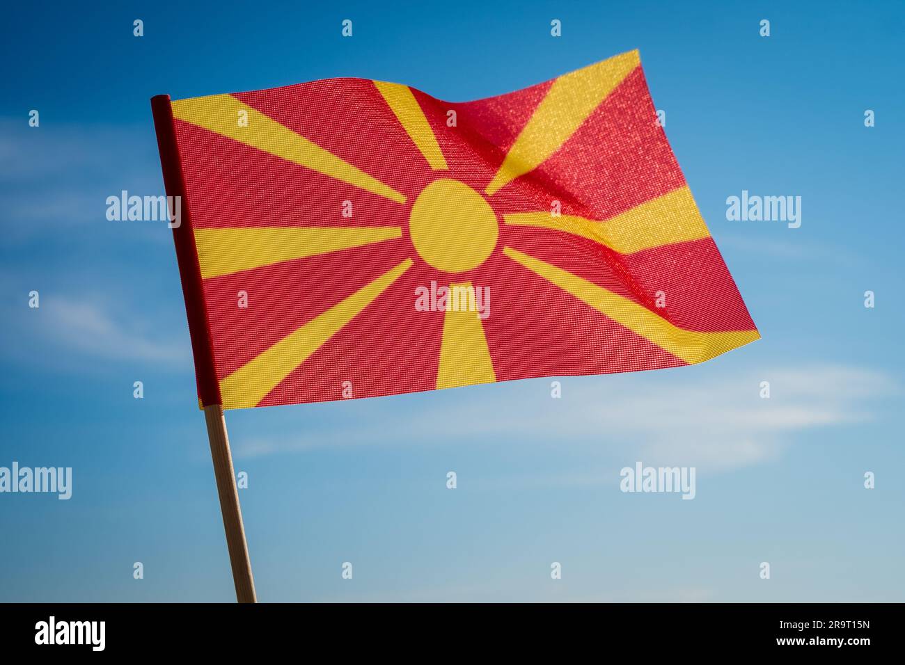 Nordmazedonische Flagge winkt im Wind. Stockfoto