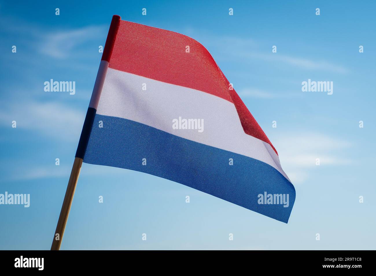 Holländische Flagge auf blauem Hintergrund. Stockfoto