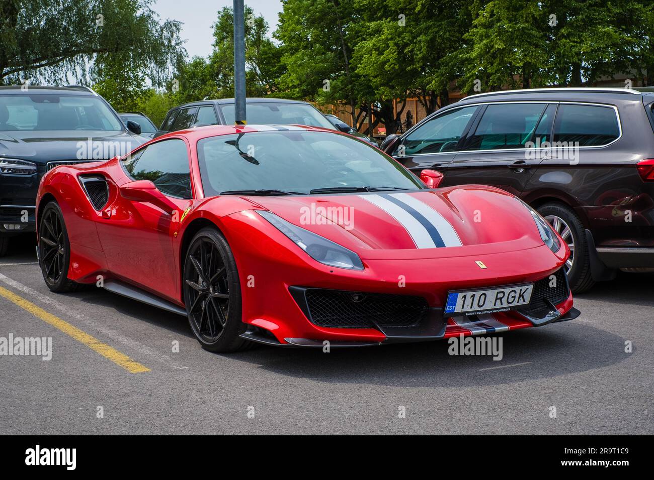 PÄRNU, ESTLAND - 18. Juni 2023: Roter Ferrari 488 Pista mit weißen und blauen Streifen parkt in Pärnu. Leistungsstarker roter Sportwagen. Stockfoto