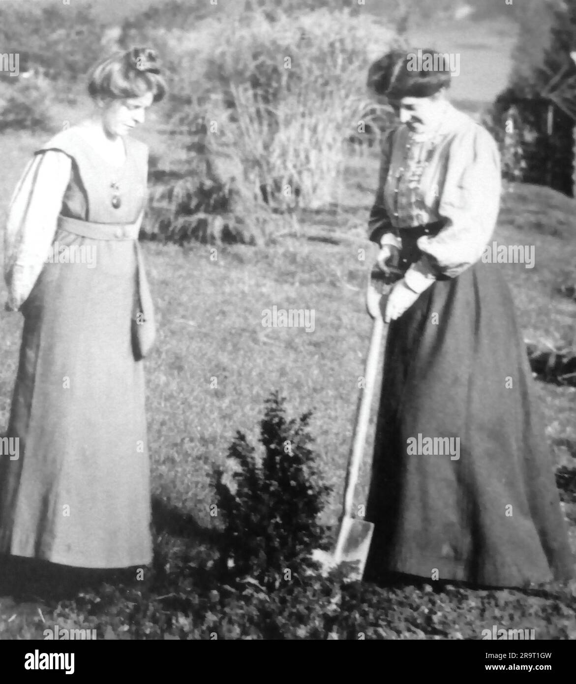 Annie Kenney und Theresa Garnett. Aus einer einzigartigen Sammlung von Glasplatten-Negativen, aufgenommen von Oberst Linley Blathwayt vom Eagle House, Batheaston, Heimat der Zuflucht für Suffragetten zwischen 1908 und 1912. Stockfoto