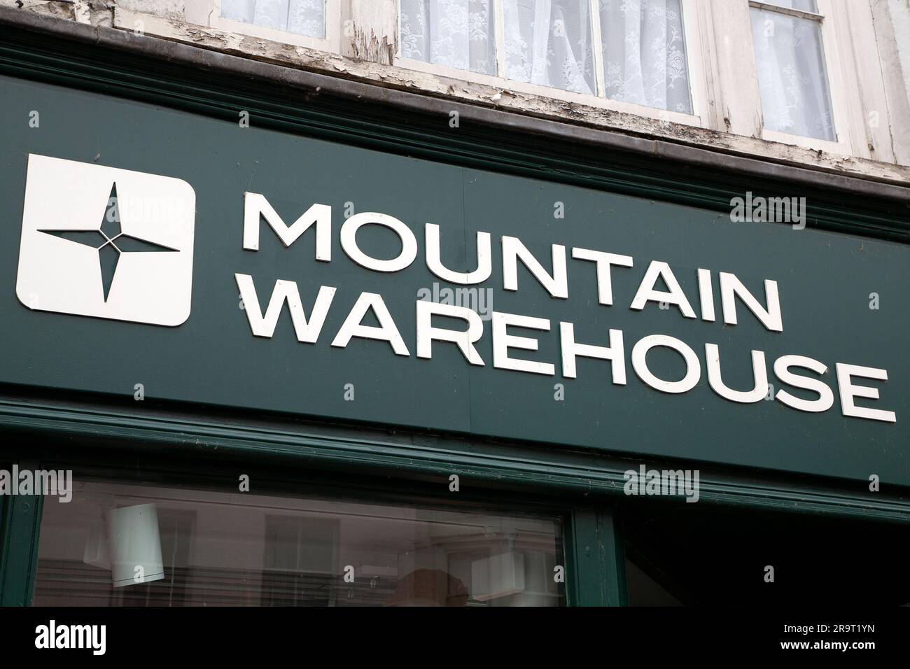 Mountain Warehouse-Schild Stockfoto