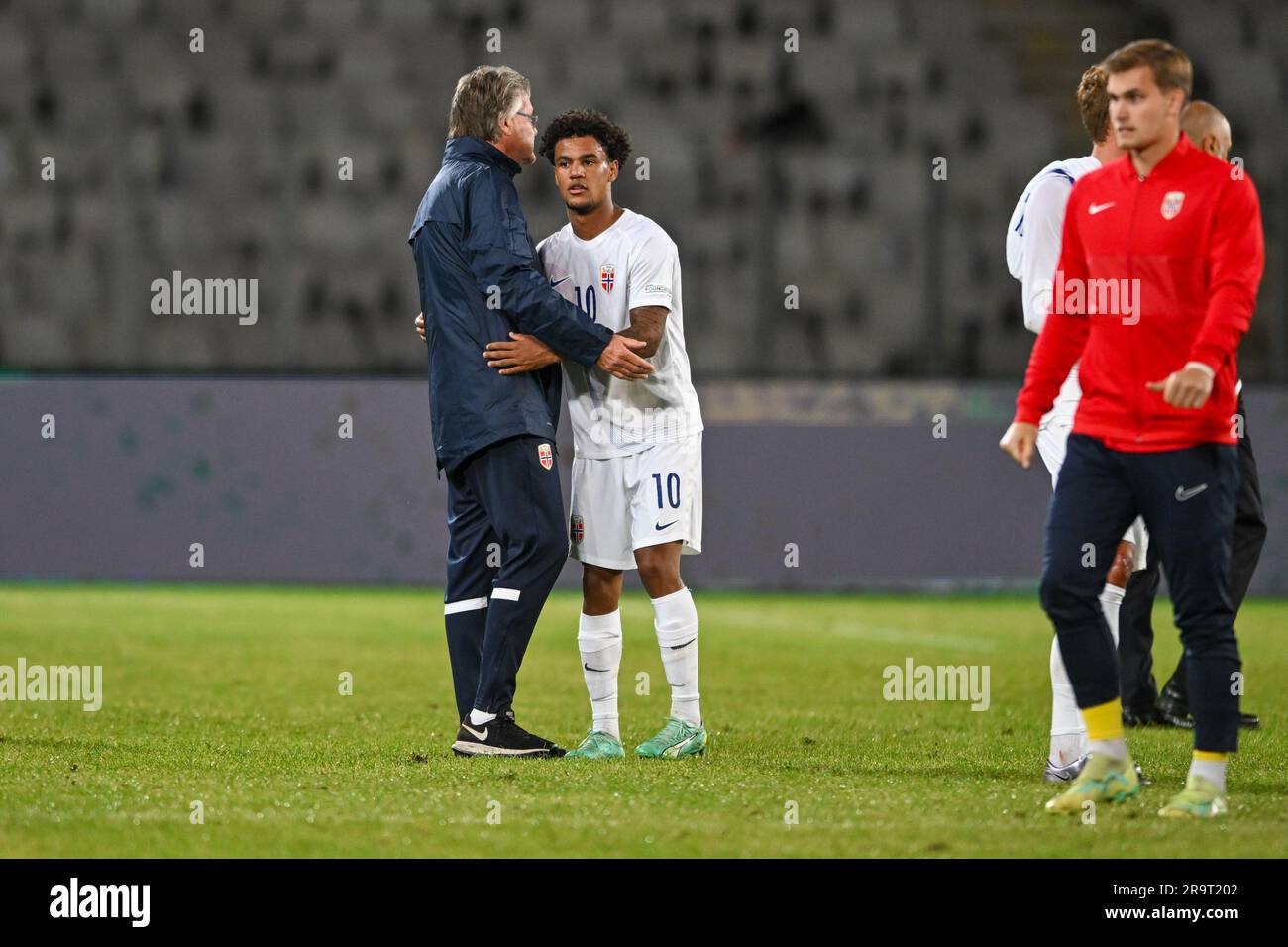 Cluj Napoca, Rumänien. 28. Juni 2023. Oscar Bobb von der norwegischen U21 zeigt seine Enttäuschung nach dem Ausschluss des Fußball-Weltmeisterschaftsspiels 2023 der UEFA European under-21 Championship Italien U21 gegen Norwegen U21 im Cluj Arena Stadion in Cluj Napoca, Rumänien, 28. Juni 2023 Kredit: Live Media Publishing Group/Alamy Live News Stockfoto