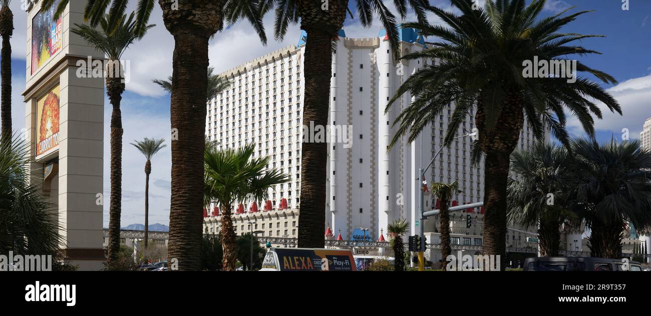 Hotel hinter Palmen, The Strip, Las Vegas, Nevada, USA Stockfoto