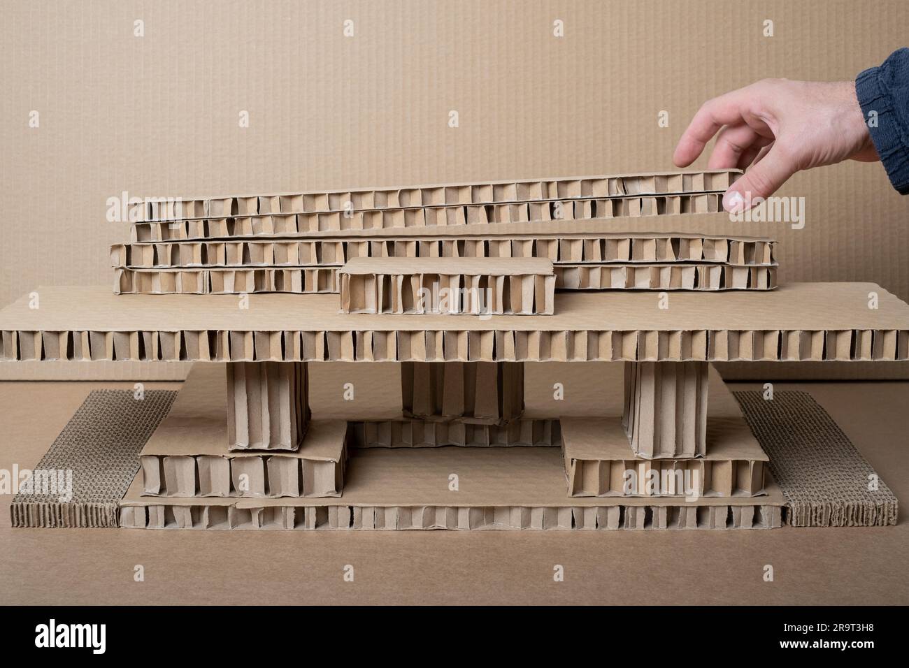 Architektonisches Grundmodell aus Karton in drei Dimensionen aus dem Altpapiermaterial. Studentenprojekt präsentiert ihre Arbeit in 3. Architect Stockfoto