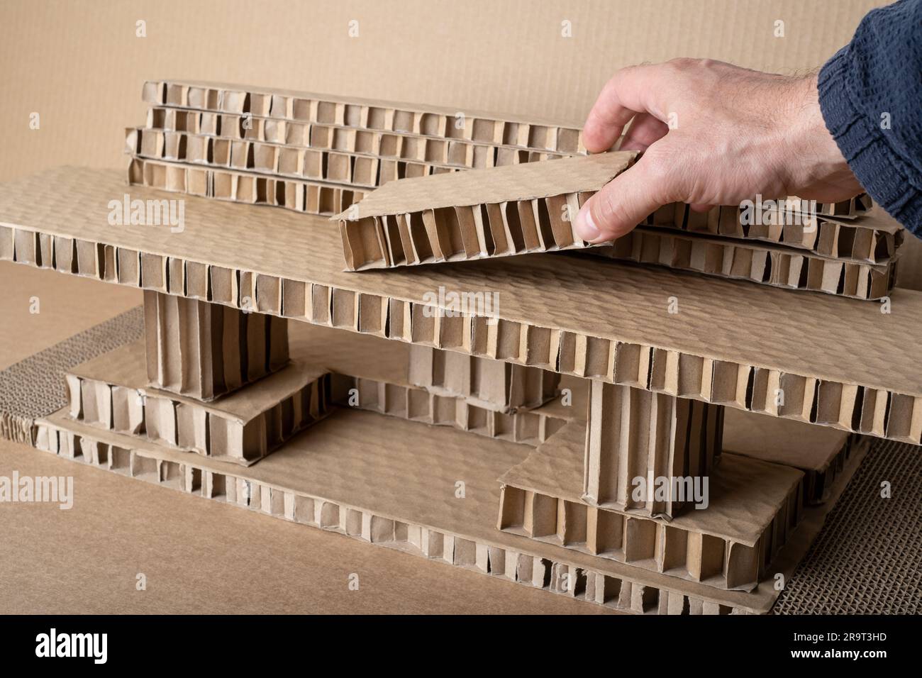 Architektonisches Grundmodell aus Karton in drei Dimensionen aus dem Altpapiermaterial. Studentenprojekt präsentiert ihre Arbeit in 3. Architect Stockfoto