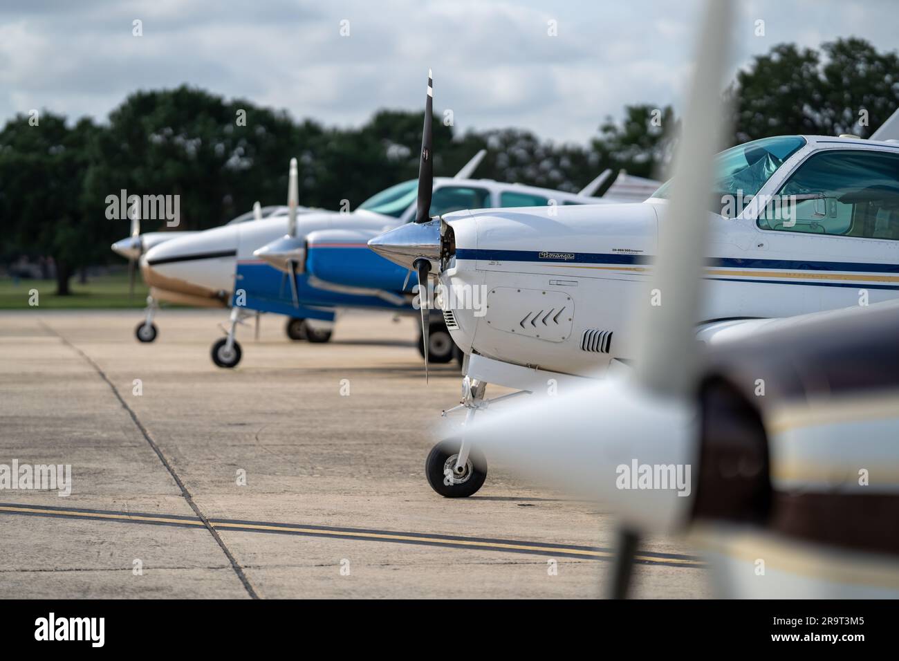 Zivile Piloten parken ihr Flugzeug auf der Südrampe der Joint Base San Antonio-Randolph während des 12. Flying Training Wing Civil Fly-in am 24. Juni 2023 im JBSA-Randolph, Texas. Der Fly-in gab militärischen und zivilen Piloten die Möglichkeit, Beziehungen aufzubauen und betriebliche Sicherheitsschulungen durchzuführen. (USA Air Force Photo von Jonathan R. Mallard) Stockfoto