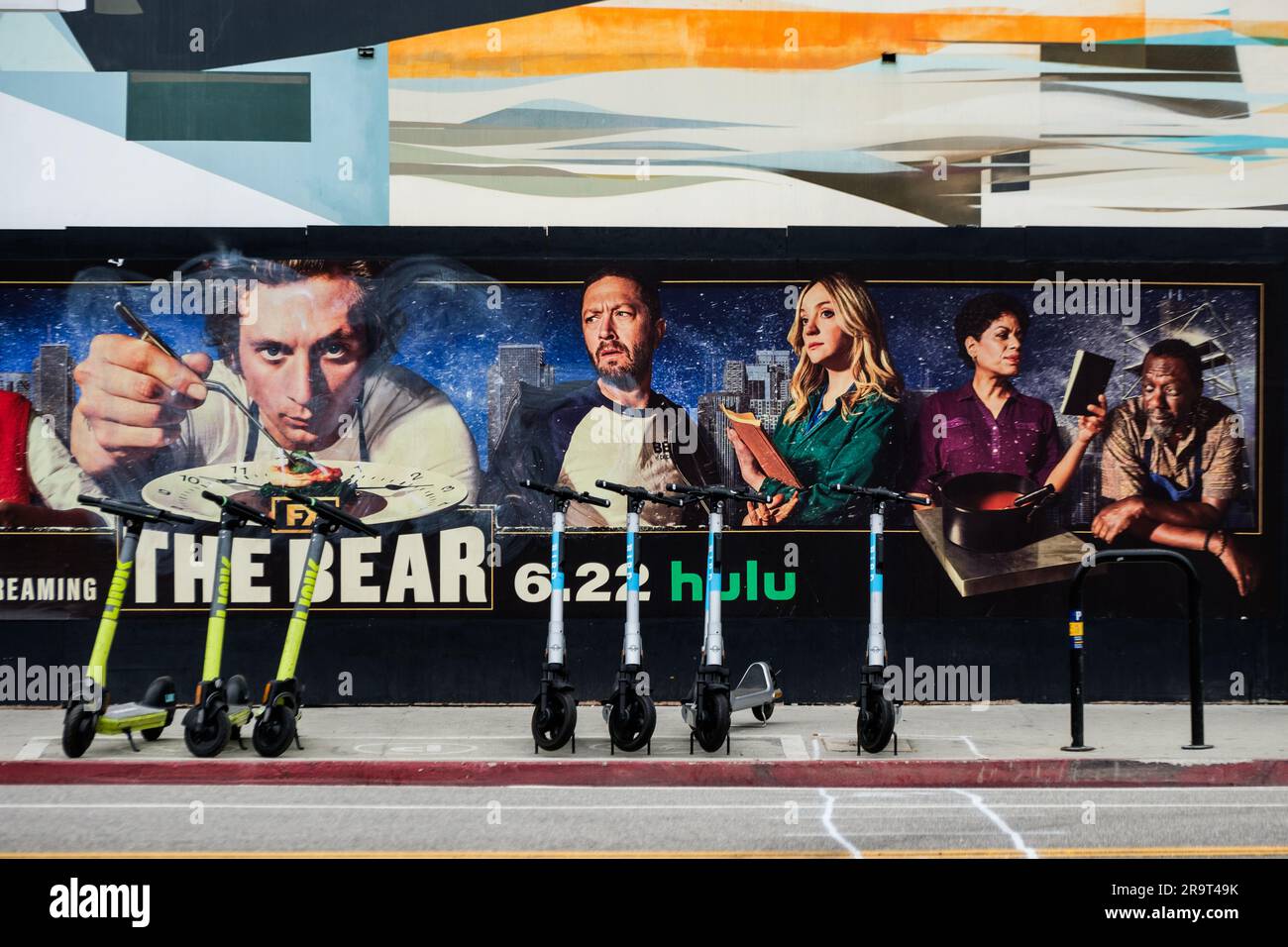 E-Scooter und Poster/Wandgemälde werben für die Hulu-TV-Serie The Bear mit Jeremy Allen White in Venice, Kalifornien, USA. Stockfoto