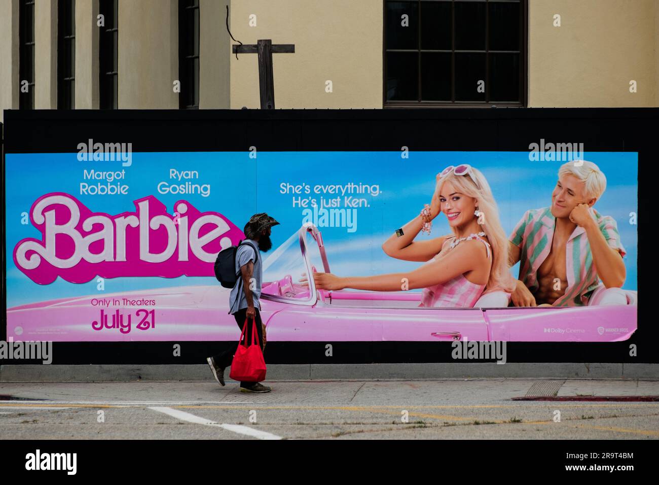 Fußgängerspaziergänge durch eine Werbung für den Film Barbie mit Ryan Gosling und Margot Robbie in Venice, Kalifornien, USA. Stockfoto