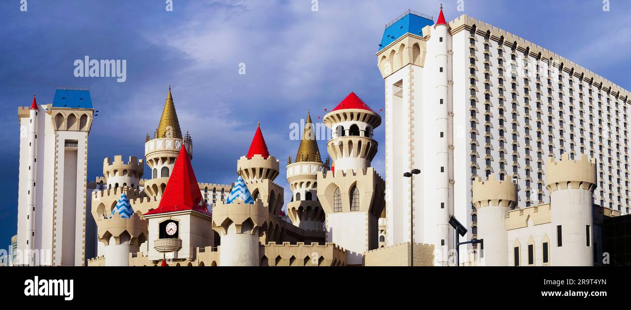 Blick von oben auf das Excalibur Hotel, den Strip, Las Vegas, Nevada, USA Stockfoto