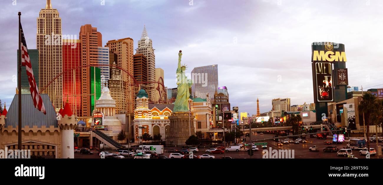 Gebäude in der Abenddämmerung, The Strip, Las Vegas, Nevada, USA Stockfoto
