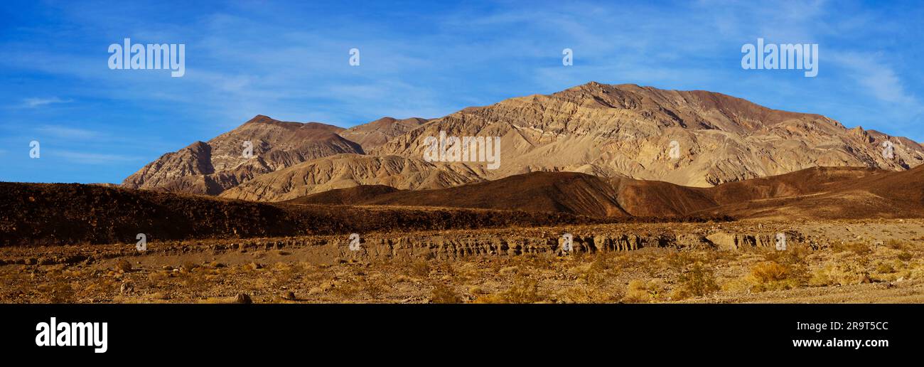 Wüstengebiet mit felsigen Bergen im Death Valley-Nationalpark, Kalifornien, USA Stockfoto