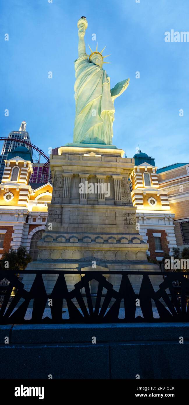 Nachbildung der Freiheitsstatue und New York New York Hotel in der Abenddämmerung, The Strip, Las Vegas, Nevada, USA Stockfoto