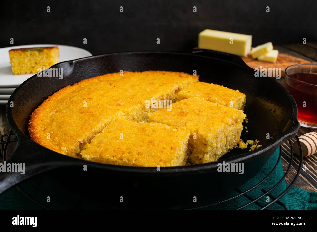Buttermilch-Cornbread, in Stücke geschnitten in einer gusseisernen ...