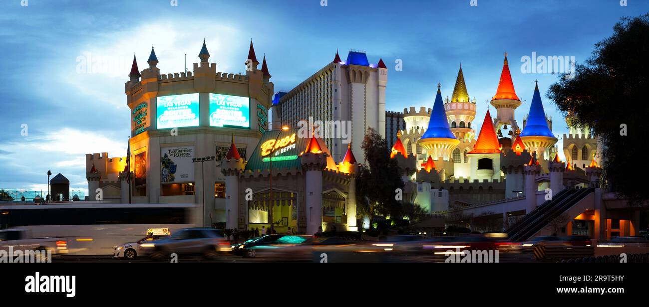 Beleuchtetes Excalibur Hotel in der Abenddämmerung, The Strip, Las Vegas, Nevada, USA Stockfoto